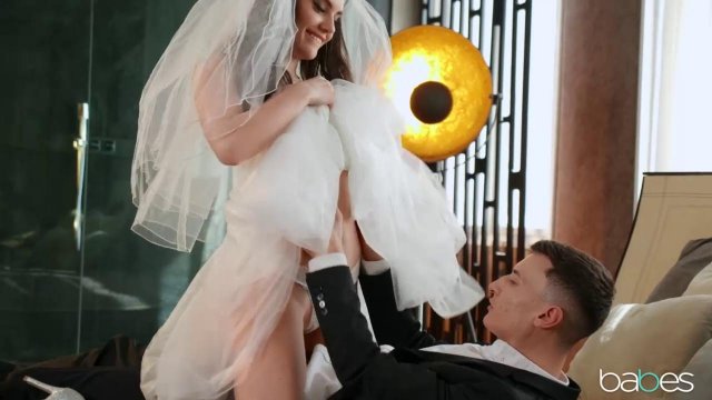 Новобрачный мужик страстно трахает невесту в белом платье