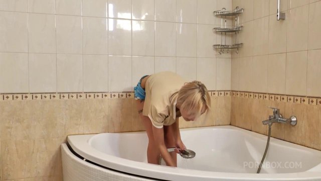 Превью Нагнул блондинку в ванне для глубокого траха № 41620