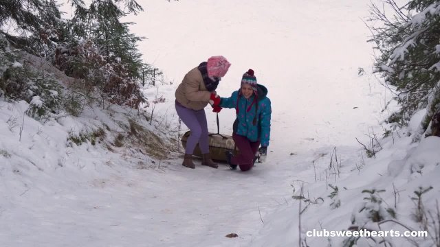 Четыре русские лыжницы оказались пиздолизками